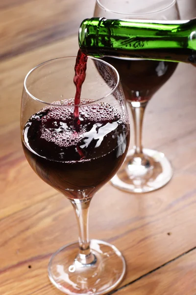 Despejar vinho — Fotografia de Stock