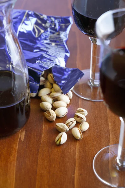 Red Wine and Pistachios — Stock Photo, Image