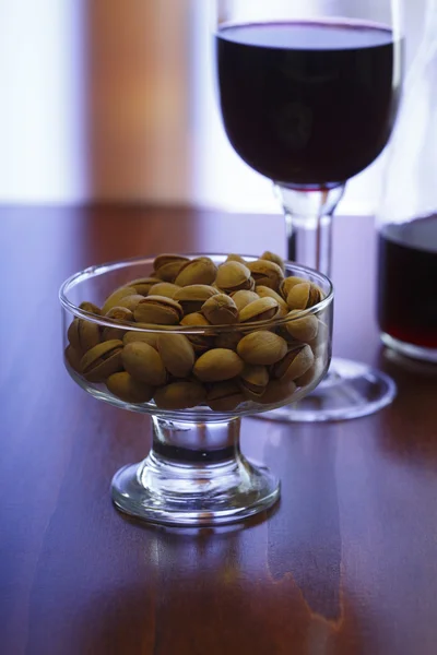 Red wine and pistachios — Stock Photo, Image