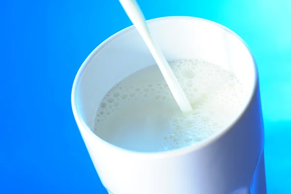 Gieten van melk in een mok — Stockfoto