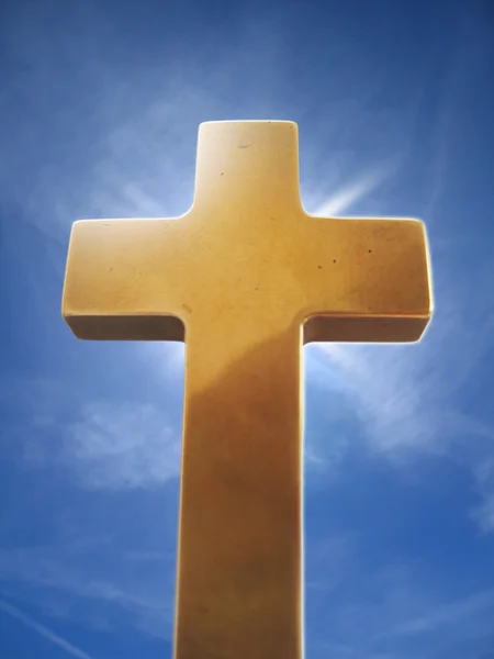 Золотий хрест і блакитне небо — стокове фото