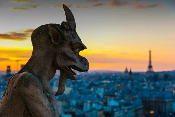 Gargoyle fissando sopra Parigi Foto Stock