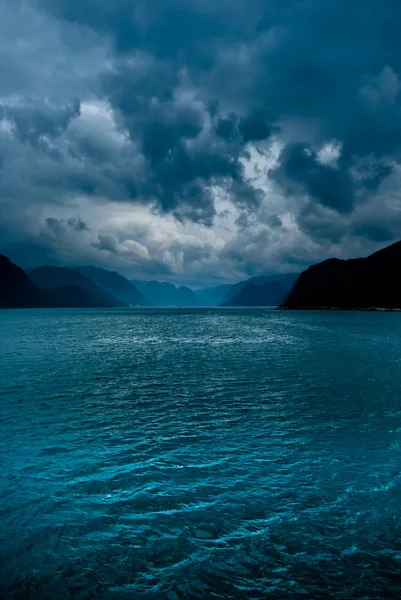 Fjorden med mörka moln ii Stockfoto