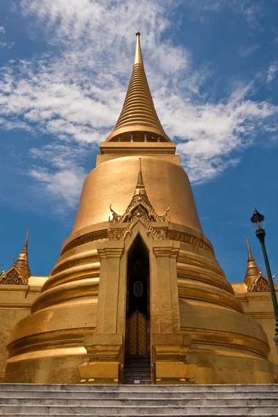 泰国佛塔在宏伟的宫殿 — 图库照片