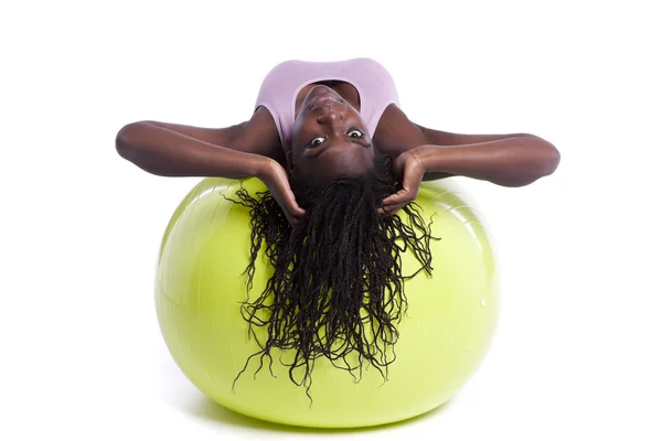 Спортивна жінка з кулькою для пілатесу — стокове фото