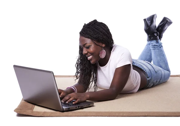 Jeune femme africaine travaillant avec son ordinateur portable — Photo