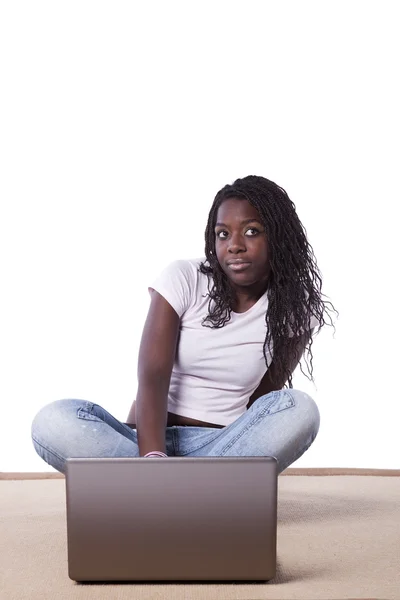 Jonge Afrikaanse vrouw die met haar laptop werkt — Stockfoto