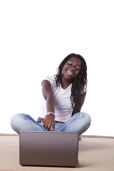 Jonge Afrikaanse vrouw die met haar laptop werkt — Stockfoto