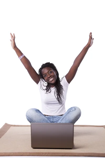 Junge Afrikanerin arbeitet mit ihrem Laptop — Stockfoto