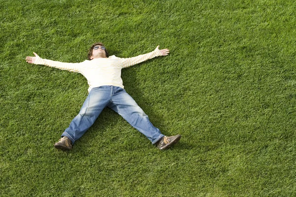 Спать на траве — стоковое фото