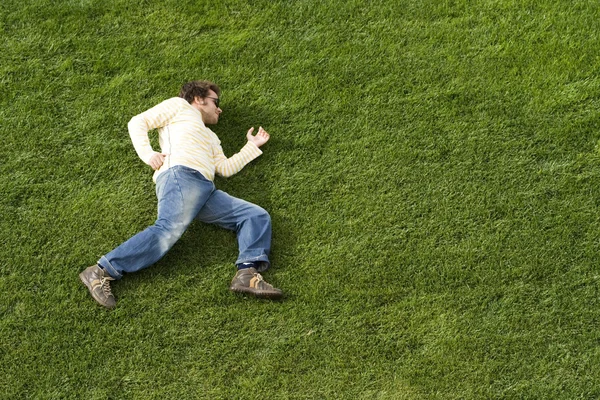 Running laying down on the grass — Stock Photo, Image
