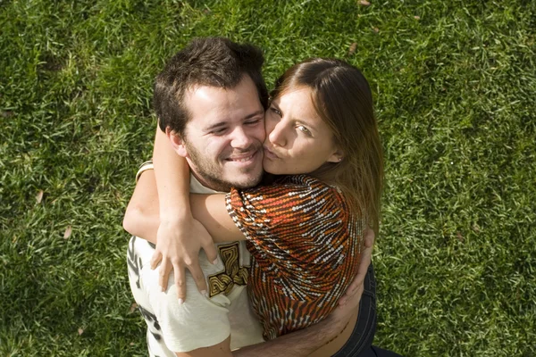 Jovem casal ao ar livre desfrutando da vida — Fotografia de Stock