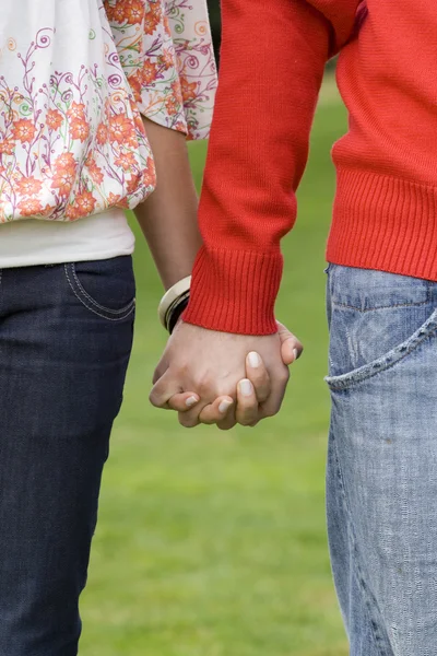 La mano de una joven pareja — Foto de Stock