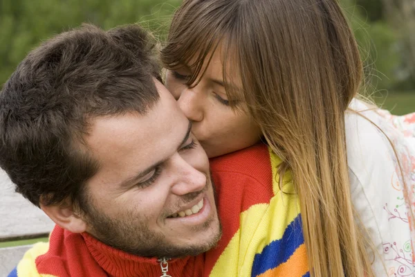 Casal romântico ao ar livre — Fotografia de Stock