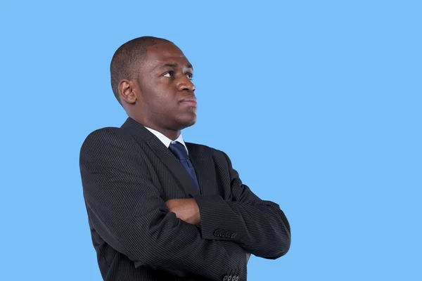Afrikaanse zakenman met gekruiste armen — Stockfoto