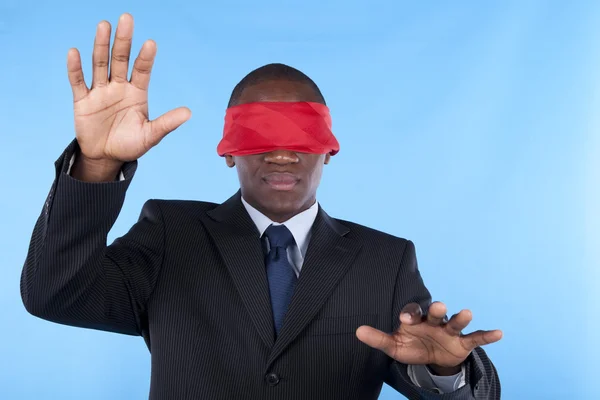 Homme d'affaires africain les yeux bandés — Photo