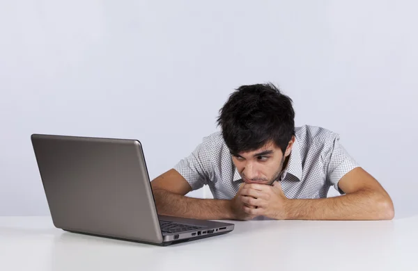 Молодий працює зі своїм ноутбуком — стокове фото