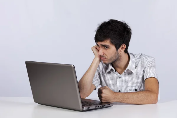 Mladí pracující s jeho laptop — Stock fotografie