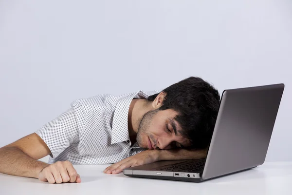 Kimerült ember alszik az irodájában — Stock Fotó