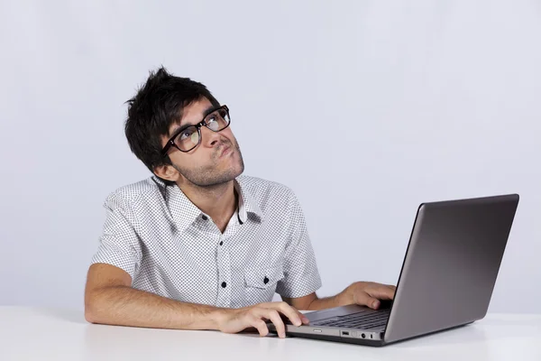 Mladý muž pracuje se svým laptopem — Stock fotografie