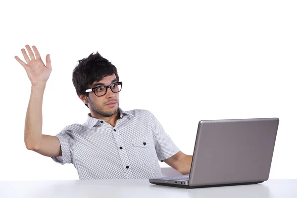 Jonge man met angst voor zijn laptop — Stockfoto