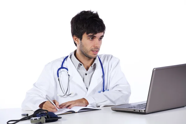 Легко молодий лікар працює зі своїм ноутбуком — стокове фото