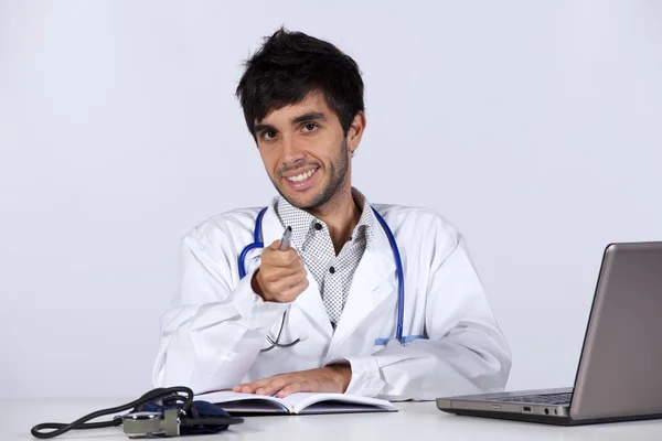 Frendly mladý lékař pracující s jeho laptop — Stock fotografie