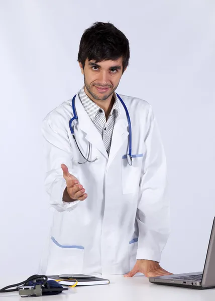 Médico francamente jovem em seu escritório — Fotografia de Stock