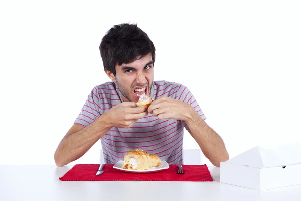 Młody człowiek jedzący tort — Zdjęcie stockowe