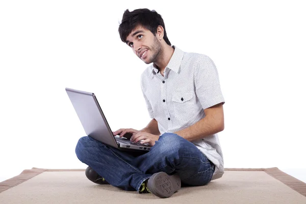 Glücklicher junger Mann beim Surfen im Internet — Stockfoto
