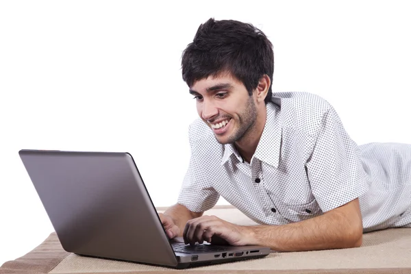 Счастливый молодой человек серфингирует в Интернете — стоковое фото
