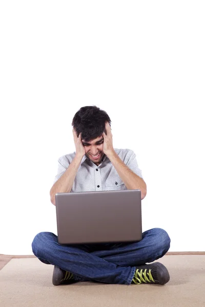 Jonge werken met zijn laptop — Stockfoto