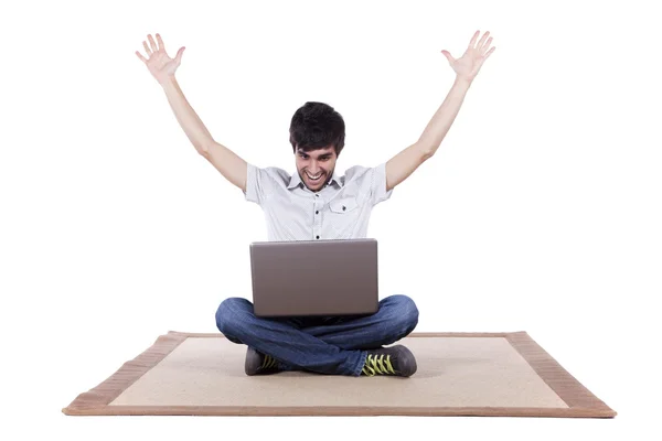 Gelukkig jonge man surfen op het internet — Stockfoto