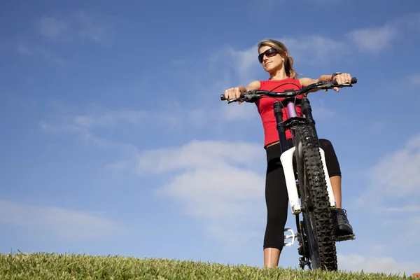 Kvinnan att ha kul på en cykel — Stockfoto