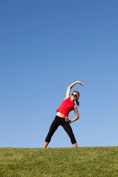 Kvinnan gör övning utomhus女人做户外运动 — 图库照片