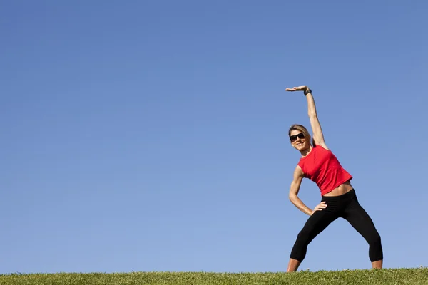 Kvinnan gör övning utomhus女人做户外运动 — 图库照片