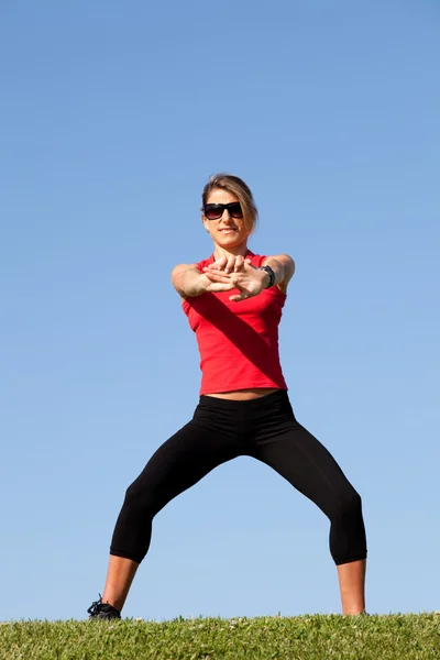 Mujer haciendo ejercicio al aire libre —  Fotos de Stock