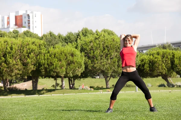 Женщина делает упражнения на открытом воздухе — стоковое фото