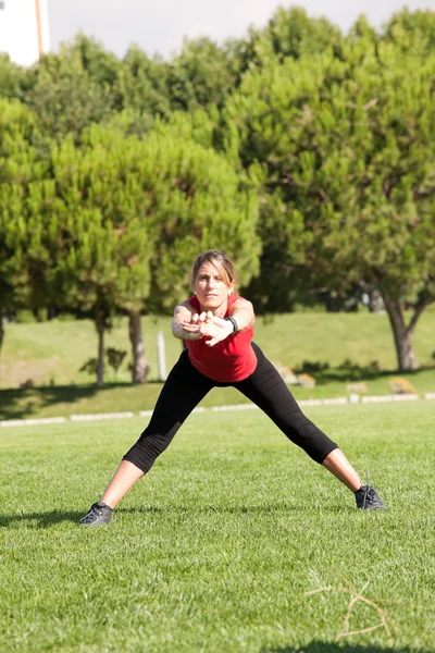 Kvinnan gör övning utomhus女人做户外运动 — Stockfoto