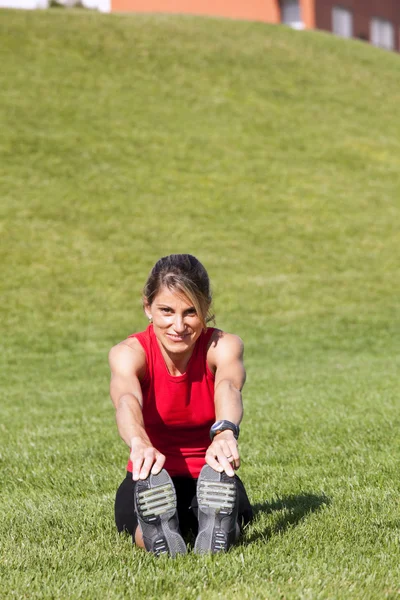Mulher fazendo exercício ao ar livre — Fotografia de Stock