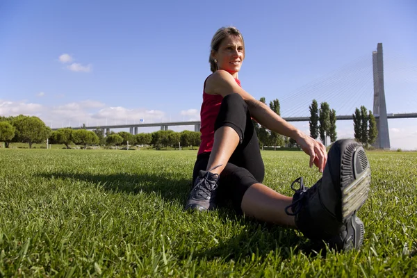 Женщина делает упражнения на открытом воздухе — стоковое фото