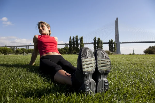 Woman doing exercise outdoor — Stock Photo, Image