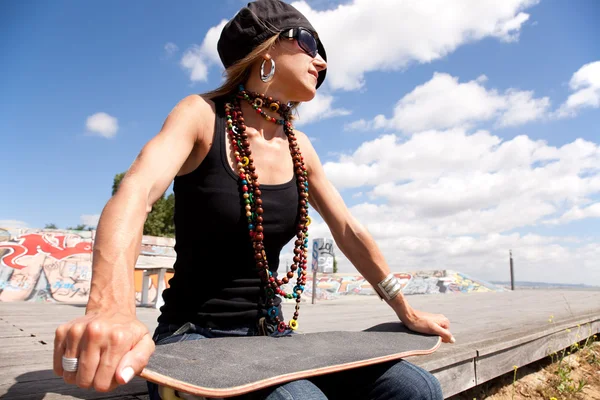 Wanita skateboard yang keren — Stok Foto