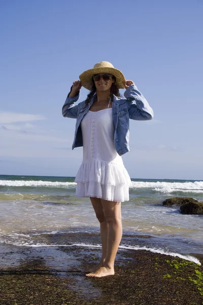 Kvinna vid stranden — Stockfoto