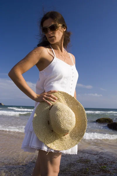 Egy nő a parton. — Stock Fotó
