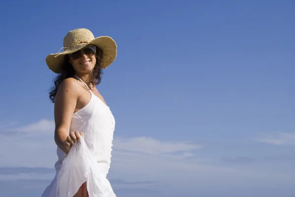 Piękna kobieta na plaży. — Zdjęcie stockowe