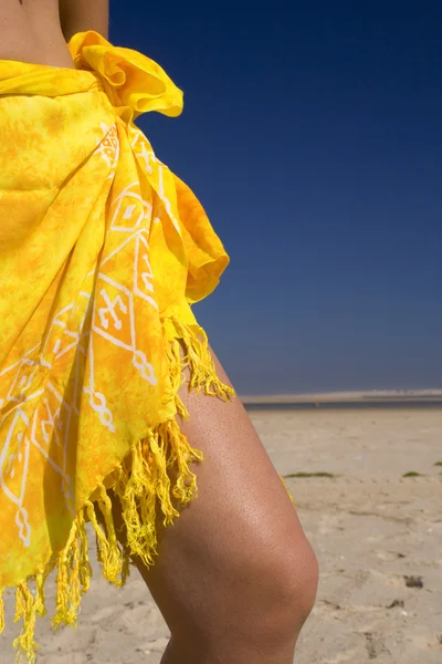 Sexig kjol på stranden — Stockfoto