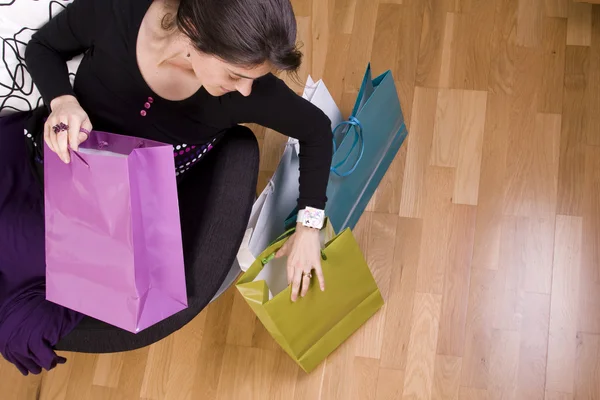 Mujer mostrando sus bolsas de compras —  Fotos de Stock