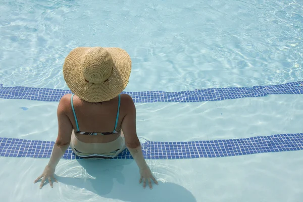 Relaks przy basenie — Zdjęcie stockowe