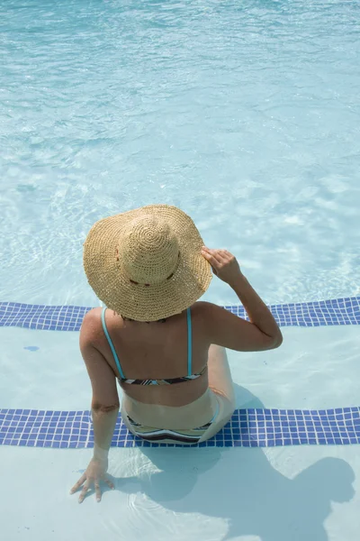 Žena relaxuje v bazénu — Stock fotografie
